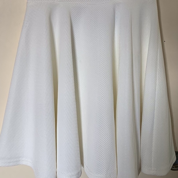 Pretty White Open Back Dress - Picture 3 of 8